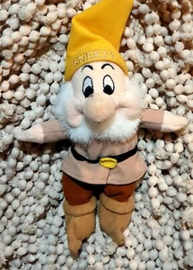 Juguete de peluche SNEEZY 6 pulgadas Disney Store Blancanieves siete enanitos usado en excelente estado - Imagen 1 de 5