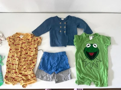 Ropa de bebé 4-6 meses DISNEY, BURBERRY HAT y H&M cárdigan de punto Foto 1 de 4