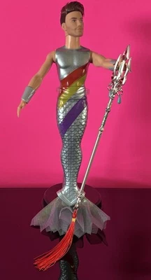 Muñeca Ken Merman y tridente de metal Mattel Barbie Signature Looks ÚNICO EN SU CLASE Foto 1 de 4