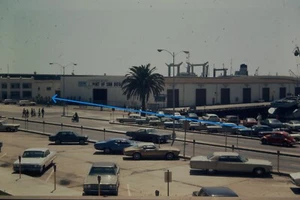 1972 35mm Dias 2x Port of San Diego California Parking Lot Cars #1334 - Bild 1 von 2