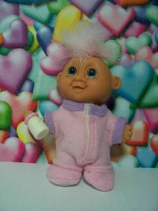BABY GIRL IN PJ's WITH BOTTLE - 3" Russ Troll - NEW - Imagen 1 de 1