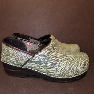 Zuecos Sanita azul verdoso estampado de serpiente zapatos de enfermería cómodos acolchados talla 38 EE. UU. 7 Foto 1 de 4