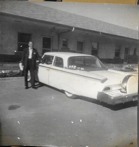 foto vintage uomo in hotel auto forse 1960 Ford Fairlane con kit continentale posteriore - Foto 1 di 5