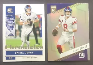 Lotto 2 Card Daniel Jones 2021 Panini Chronicles & 2023 Donruss Elite NY Giants - Foto 1 di 2