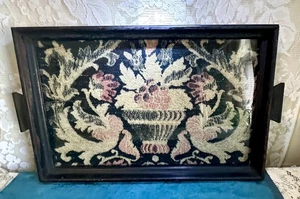 Viktorianisches antikes gerahmtes Serviertablett mit Nadelspitzengriff 11 x 20 Zoll - Bild 1 von 3