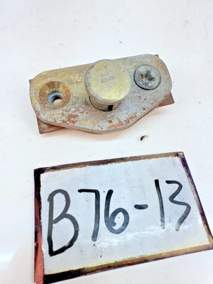 1962 - 1966 年福特银河野马掠夺者 Fairlane 门锁前锋板 B76-13 — 第 1/4 张图片