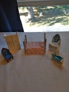 Set camera da letto casa delle bambole vintage anni 80 in metallo con culla sedia letto chiffarobe comò - Foto 1 di 23