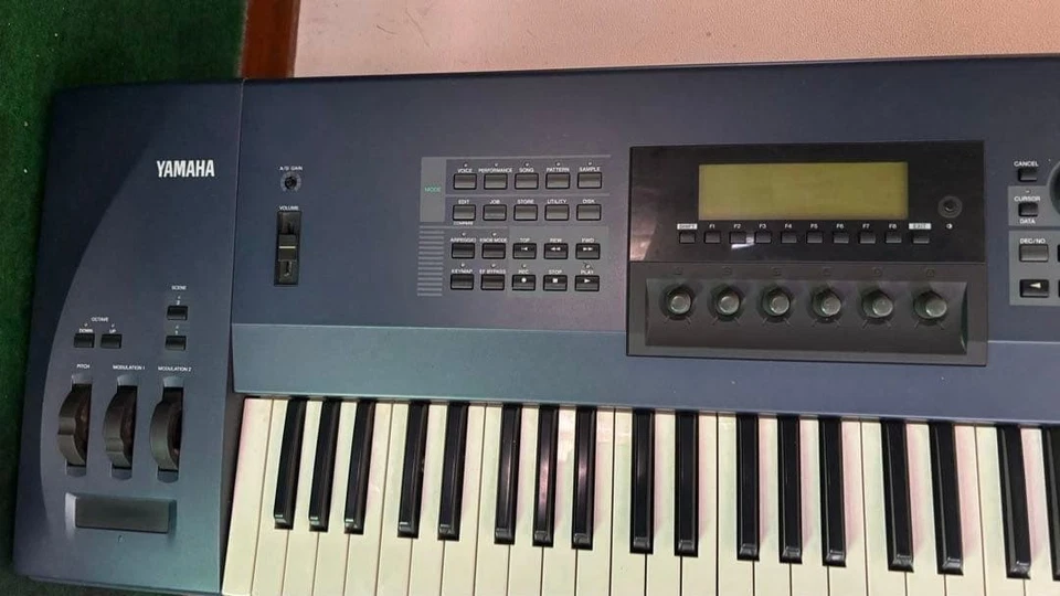YAMAHA EX5 Music Synthesizer 76 keys - Image 1 of 4