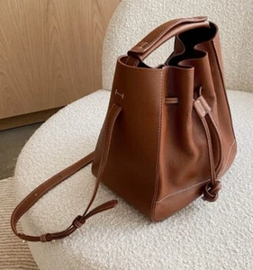 Geschmeichelte Bo Bucket Lederhandtasche in braun mit verstellbarem Schulterriemen - Bild 1 von 9