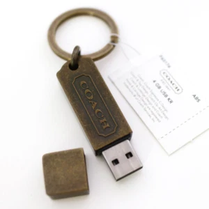 Neu mit Etikett Coach 4 GB USB-Stick Messing Schlüsselanhänger Schlüsselanhängsel NEU - Bild 1 von 3