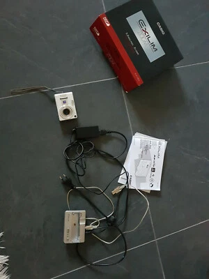 CASIO EXILIM ZOOM 5.0 Mega Pixels 3x Zoom Extra Large 2.5" LCD defekt - Bild 1 von 4