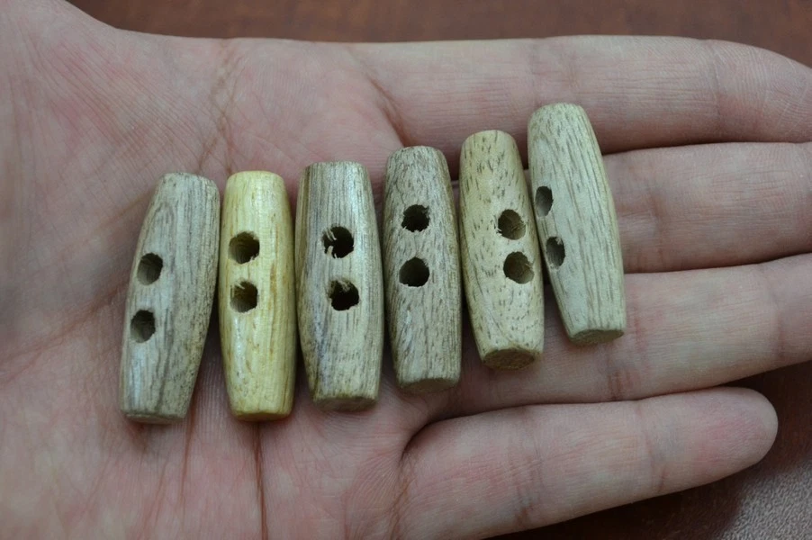 6 ШТ. КОРИЧНЕВЫЙ ДЕРЕВЯННЫЙ ПЕРЕКЛЮЧАТЕЛЬ ШИТЬЯ 2 ОТВЕРСТИЯ КНОПКИ CRAFT 1 3/8» #T-1561 - Изображение 1 из 1