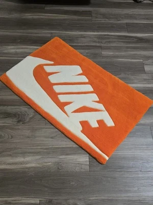 Заказной ручной стеганый ковер Nike с классическим оранжевым и четким белым цветом - Изображение 1 из 3