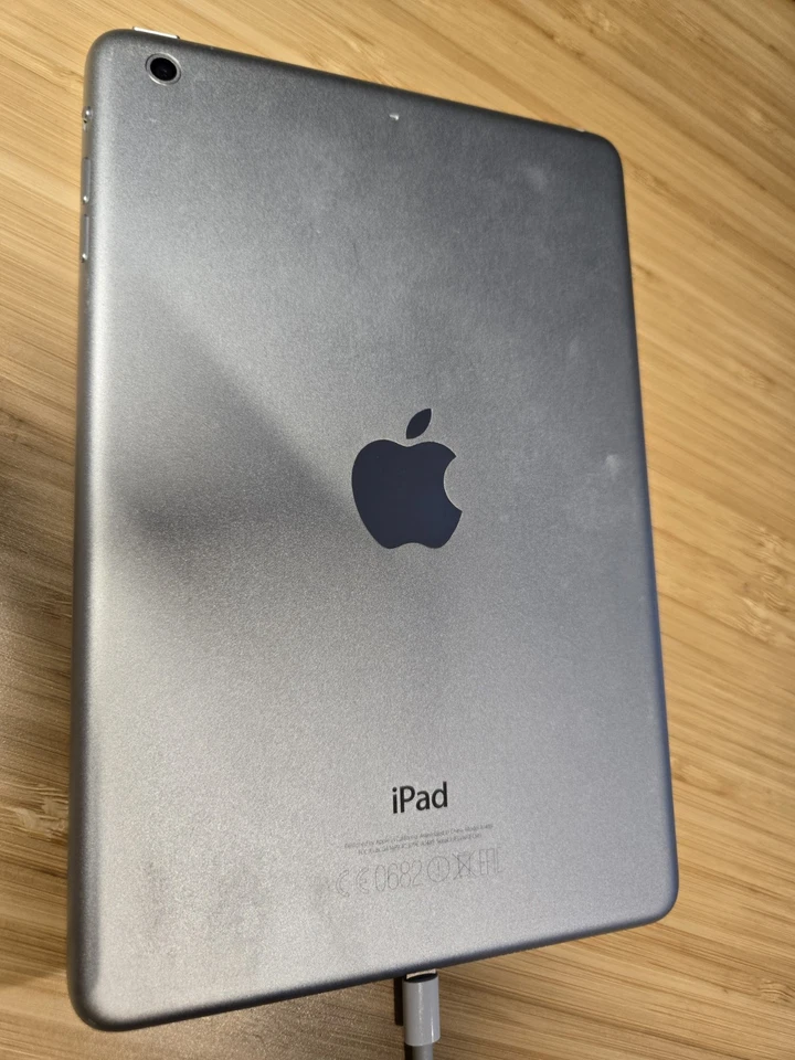 Apple iPad mini 2 32GB, Wi-Fi, 7.9in - White/Silver - Excellent Condition - Image 1 of 3