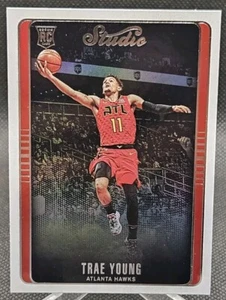 Panini Studio Trae Young RC #298 2018-19 - Imagen 1 de 2