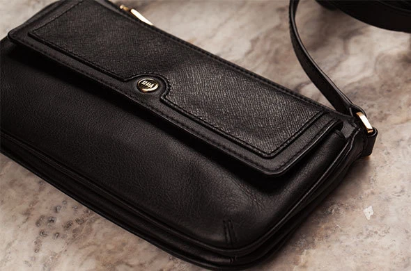 Funda Bandolera de Cuero Sena Universal Ellie para iPhone X&XS/XR/XSMAX/8/7 Plus Foto 1 de 1