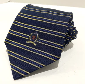 Cravatta Tommy Hilfiger crest 100% seta blu navy con sottili strisce oro e blu chiaro NUOVA - Foto 1 di 6