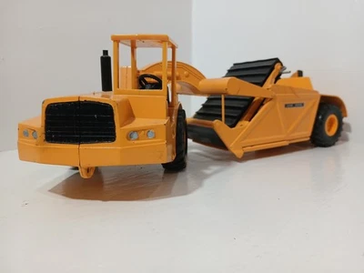 Ertl John Deere Earthmover/Pan/Scraper 1/25 Scale Good Condition  - Image 1 of 4