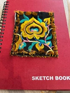 Skizzenbuch A5 Hardcover Metall Spiralbindung mit Applikationsdetail - Bild 1 von 4