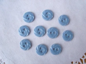 10 BABYBLAUE VINTAGE WIRBEL DESIGN KUNSTSTOFF Knöpfe Neu aus altem Lagerbestand Puppe Nähen Basteln Stricken 11 mm - Bild 1 von 2