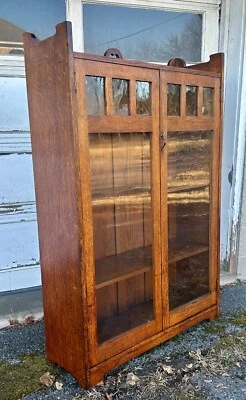 古董 Stickley Brothers 窄两门书柜 — 第 1/4 张图片