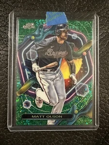 Refractor de polvo espacial verde cromo cósmico Matt Olson 2023 Topps 31/75 - Imagen 1 de 3