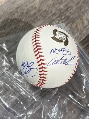 Бейсбольный мяч 2006 World Baseball Classic с автографом MICHAEL YOUNG Joe Nathan - Изображение 1 из 4