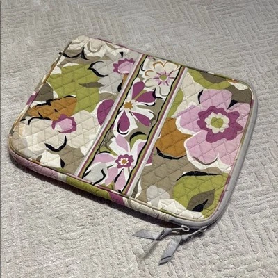 Capa para laptop Vera Bradley floral acolchoada algodão 15 polegadas - Imagem 1 de 4