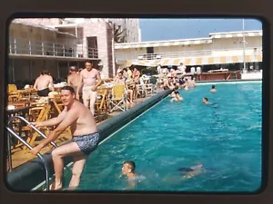 Tobogán 35mm De Colección Años 50 - Nautilus Hotel Piscina Nadadores Miami Beach, FL - Kodachrome - Imagen 1 de 1