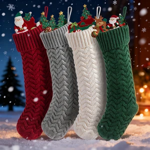 Medias de Navidad de punto rojo (16,9") - Decoración colgante de árbol de Navidad para regalos - Imagen 1 de 14