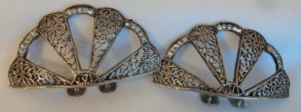 Juego de clips de hebilla de zapato con forma de abanico de filigrana de diamantes de imitación transparentes tono plata vintage Foto 1 de 4