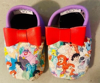 Mocasines de bebé Texas Mocs hechos a mano - patrón Disney Ariel, lazo rojo, suela suave Foto 1 de 3