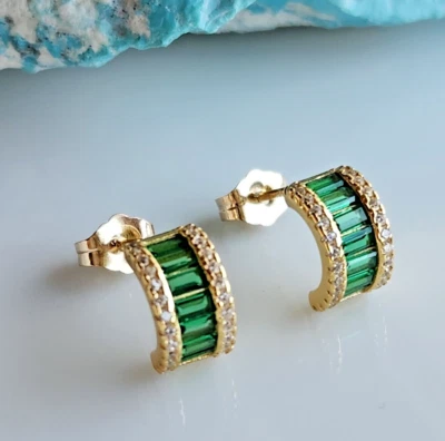 Pendientes de aro abierto redondos de plata de ley 925 con esmeralda de 3/8"" chapados en oro Foto 1 de 3