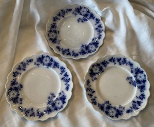 Antico 1883 Flow Blue W. H. Grindley, 3 piatti 7 7/8", modello Derby Inghilterra - Foto 1 di 11
