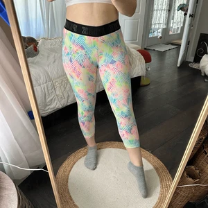 Pantalón corto Victoria’s Secret Pink Ultimate para mujer extra pequeño teñido pastel - Imagen 1 de 5