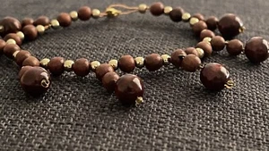 Pulsera de cuentas de palo de rosa reciclado artesanalmente con detalles dorados - Imagen 1 de 3