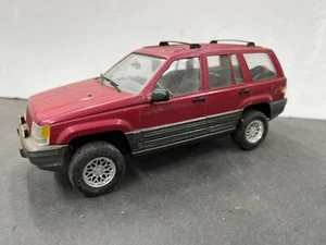 Coche modelo C9 Jeep Grand Cherokee construido vintage 1/24 McM - Imagen 1 de 5