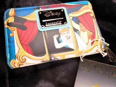 NUEVO CON ETIQUETAS CARTERA DISNEY LOUNGEFLY CENICIENTA ESCENA DE PELÍCULA PEQUEÑA CON CREMALLERA ALREDEDOR ~ ENVÍO Y DEVOLUCIÓN GRATIS EN EE. UU. Foto 1 de 4