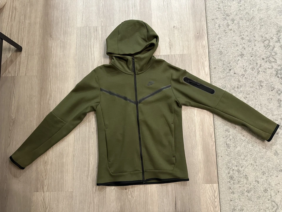 Nike Tech Fleece Oliva/Medio Oliva/Negro talla pequeña Foto 1 de 4