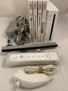 Nintendo Wii Konsole 4 Spiele alle Kabel 1 Wii Control 1 Nunchuk RVL-001 (USA) - Bild 1 von 14