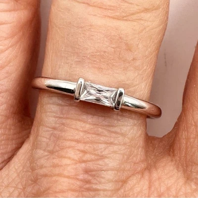 Anillo Kendra Scott Juliette Banda Plata Talla 9.25 Informal Minimalista Cristal Blanco Foto 1 de 4