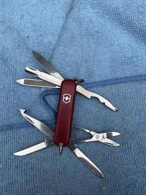 Navaja suiza Victorinox Midnight Mini Champ roja 58 mm w13 funciones excelente Foto 1 de 4