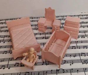 Vintage Puppenhaus Möbel Rosa Kunststoff Schlafzimmer Kinderzimmer Konvolut - Bild 1 von 11