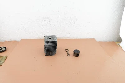 Stihl 015 L Chainsaw OEM Cylinder & Piston 1554-1 - Image 1 of 4