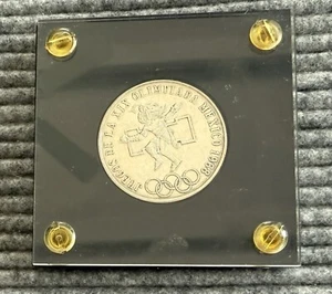 1968 Mexico Olympics Olimpiada SILVER 25 Pesos Coin in Lucite Box - Picture 1 of 2