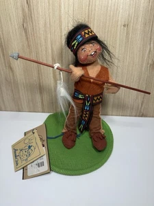Vintage 1995 Annalee Native American Boy Indian 7" bambola lancia da caccia - Foto 1 di 9