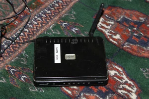 D-Link DIR-300 54 Mbps 4-Port 100 Mbps Funk Router (DIR-300/E). - Bild 1 von 2