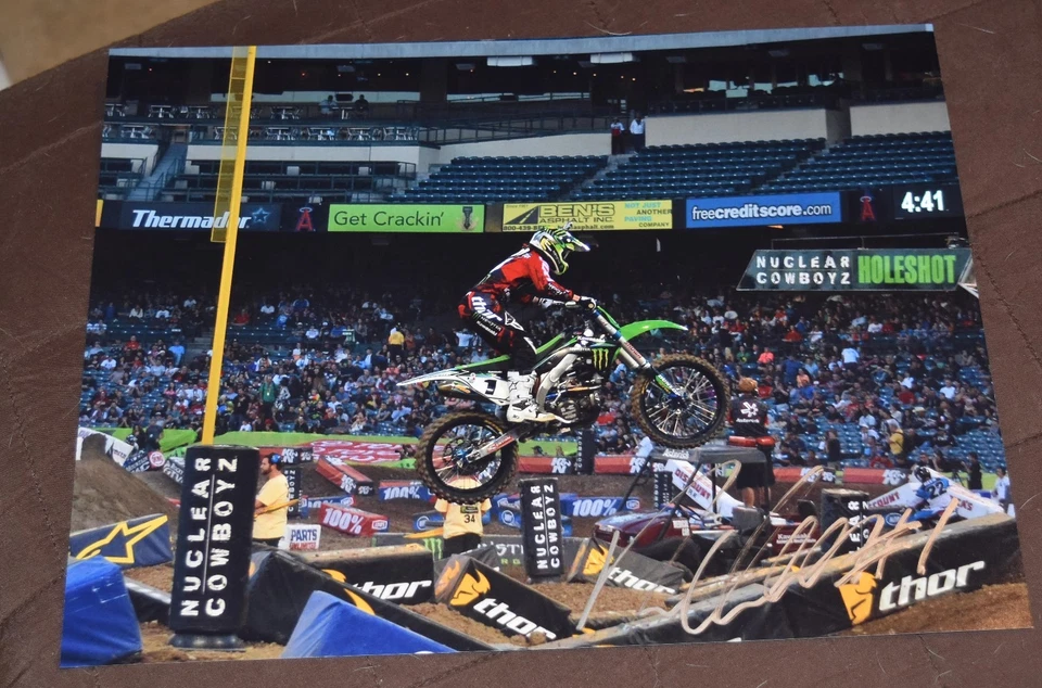 FOTO DE ACCIÓN 11x14 firmada por Ryan Villopoto Mid Air - certificado de autenticidad - Eli Tomac, Cooper Webb Foto 1 de 1