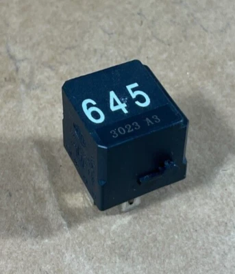 VOLKSWAGEN TIGUAN T5 2009-2013 CAJA DE FUSIBLES UNIDAD DE RELÉ DE POTENCIA 4H0951253A OEM. Foto 1 de 4