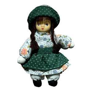 Porzellanpuppe Mädchen Handarbeit weicher Körper Landhausstil Bauer grüne Kleidung 5 Zoll - Bild 1 von 6
